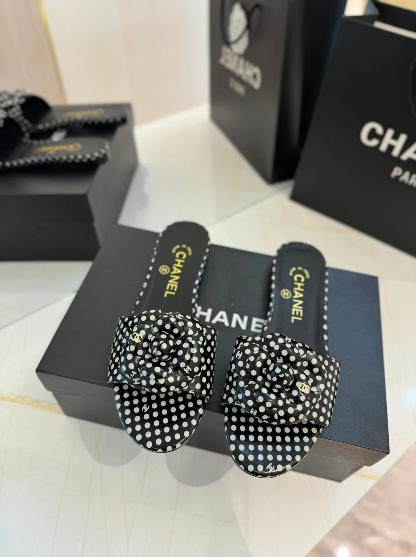 👟👟Ex-factory price 520👟👟 Purchasing agent Chanel 24C new spring and summer camellia hollow slippers series This season’s camellia series is really beautiful, with the usual elegant ladylike temperament of Grandma Xiang’s family, full of high-end sense! It’s very nice on the feet~ Whether worn barefoot or paired with skirts or trousers, it’s very versatile! Incomparably beautiful! Specially made of imported lambskin for the upper, mixed sheepskin for the lining, Italian grade A genuine leather outsole Size: #35-39 (40/41 customized)